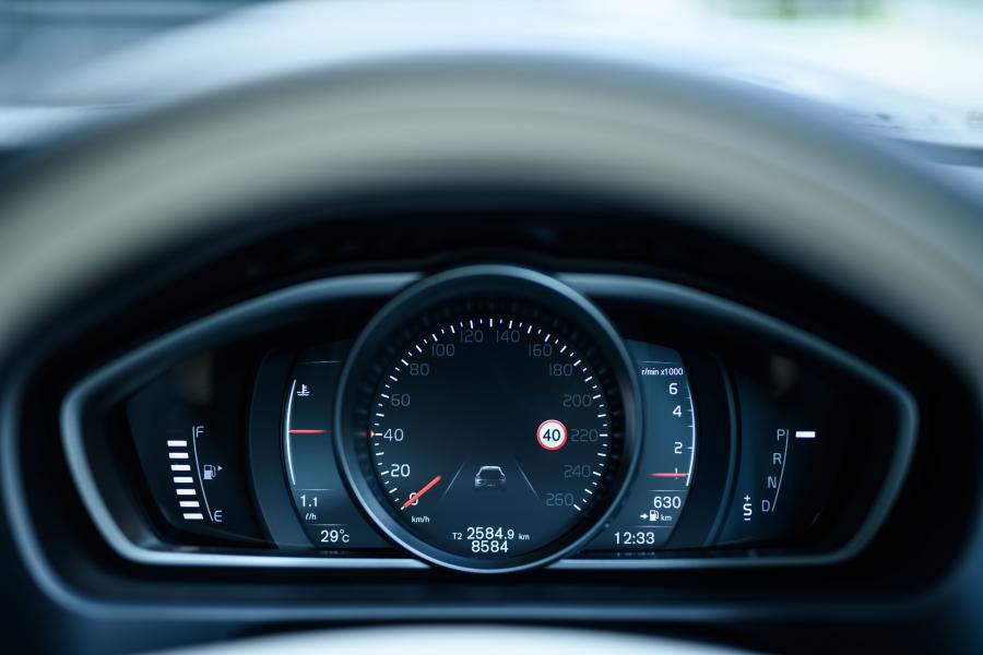 Панель приборов Volvo V40 T3 Momentum 2016 года  (JP) (фото 10 из 20)